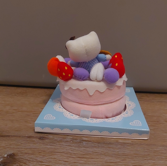 Sold-1976, 2003 Sanrio Hello Kitty Velcro Plush Cake - Picture 3 of 5